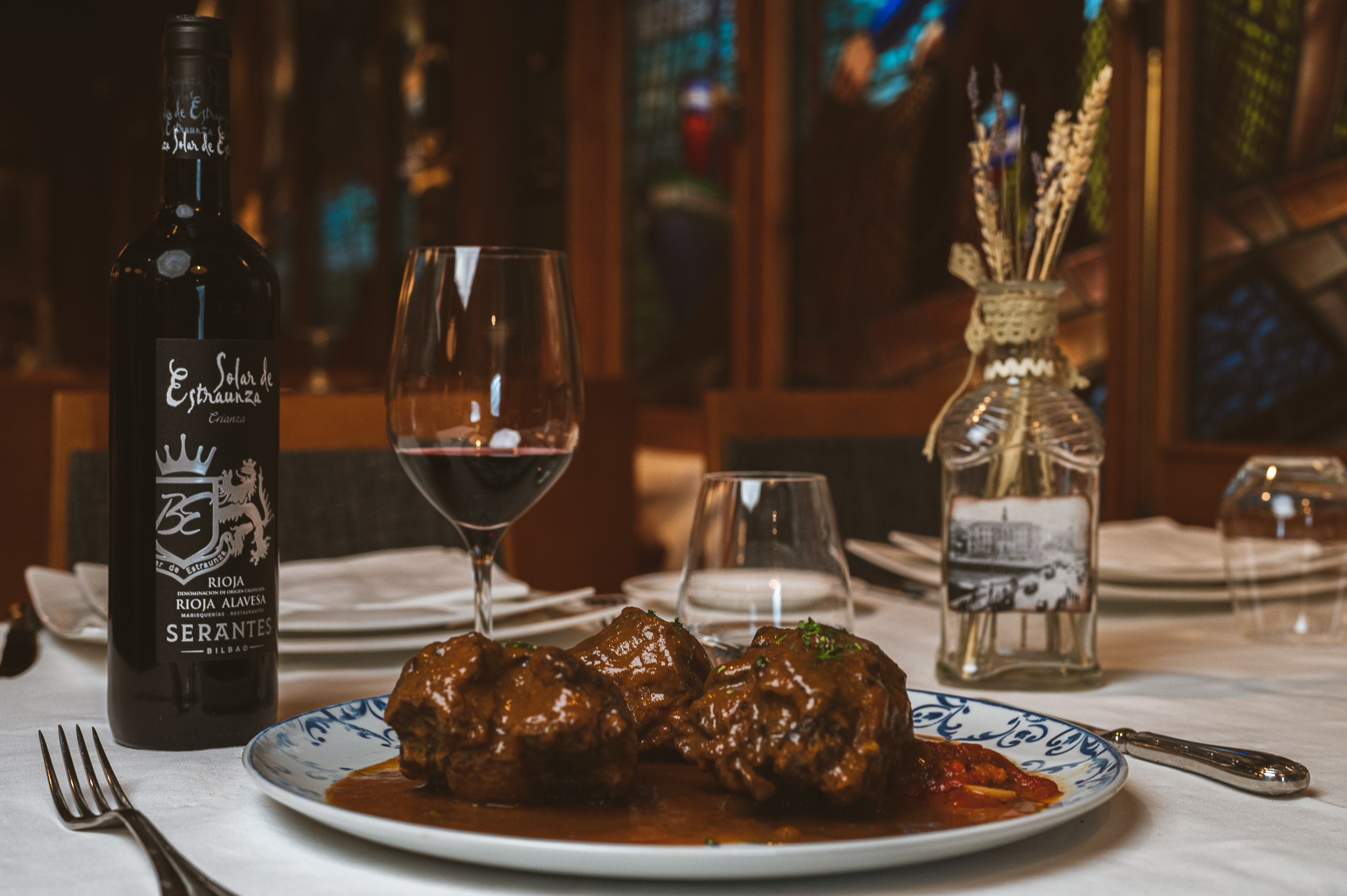 Restaurante tradicional con el mejor vino de Rioja Alavesa en Bilbao